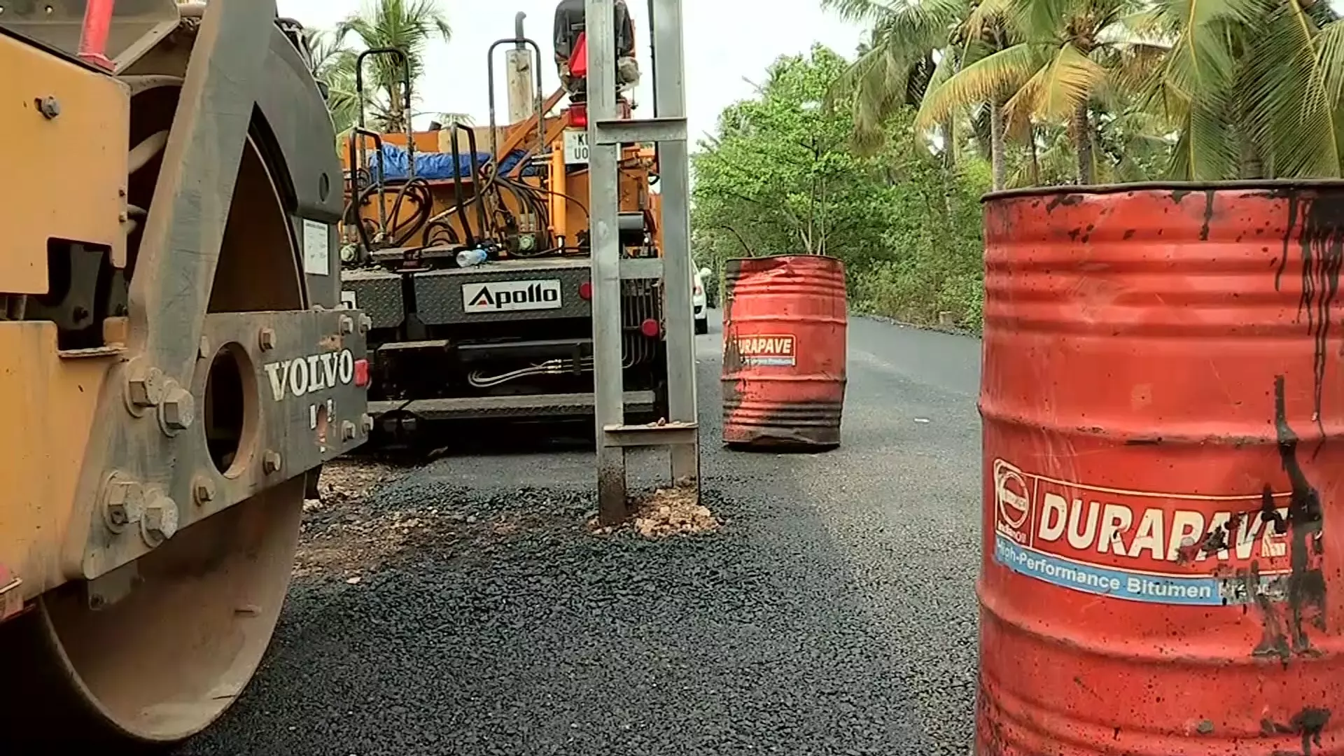 റോഡ് വീതി കൂട്ടി വന്നപ്പോള് ഇലക്ട്രിക് പോസ്റ്റ് മധ്യത്തില്; റിഫ്ലക്ടര് വെച്ച് പരിഹരിക്കാമെന്ന് അധികൃതര് റോഡ് വീതി കൂട്ടി വന്നപ്പോള് ഇലക്ട്രിക് പോസ്റ്റ് മധ്യത്തില്; റിഫ്ലക്ടര് വെച്ച് പരിഹരിക്കാമെന്ന് അധികൃതര്