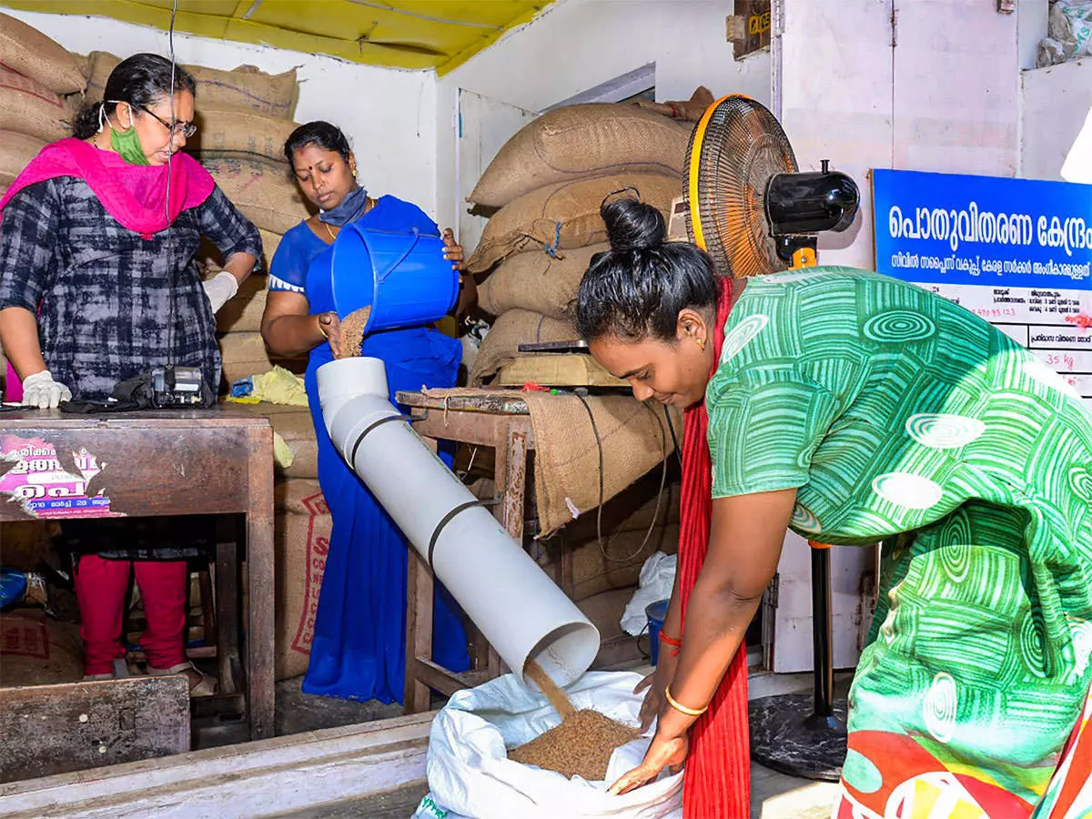 തെരഞ്ഞെടുപ്പിന് ശേഷം സംസ്ഥാനത്ത് റേഷൻ വിതരണം അവതാളത്തിലെന്ന് പരാതി തെരഞ്ഞെടുപ്പിന് ശേഷം സംസ്ഥാനത്ത് റേഷൻ വിതരണം അവതാളത്തിലെന്ന് പരാതി