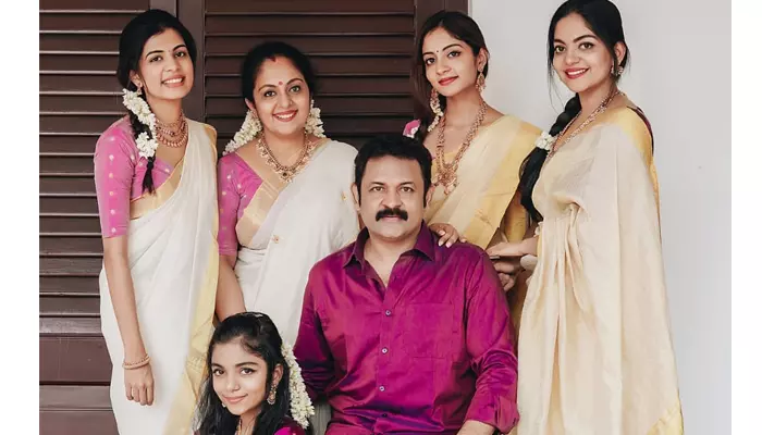 കൃഷ്ണകുമാർ എന്ന പൊതുപ്രവർത്തകനെ വിവാദ കമ്മറ്റിക്കാർക്ക് മനസ്സിലായിട്ടില്ല മക്കളെ വിവാദത്തിലേക്ക് വലിച്ചിഴക്കുന്നതിനെതിരെ കൃഷ്ണകുമാർ കൃഷ്ണകുമാർ എന്ന പൊതുപ്രവർത്തകനെ വിവാദ കമ്മറ്റിക്കാർക്ക് മനസ്സിലായിട്ടില്ല മക്കളെ വിവാദത്തിലേക്ക് വലിച്ചിഴക്കുന്നതിനെതിരെ കൃഷ്ണകുമാർ