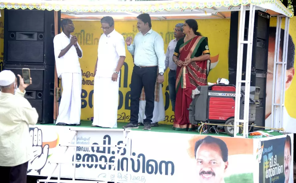 പി.ടി തോമസിന് വേണ്ടി വോട്ടഭ്യര്ഥിച്ച് മഹാരാജാസിലെ കൂട്ടുകാര് പി.ടി തോമസിന് വേണ്ടി വോട്ടഭ്യര്ഥിച്ച് മഹാരാജാസിലെ കൂട്ടുകാര്