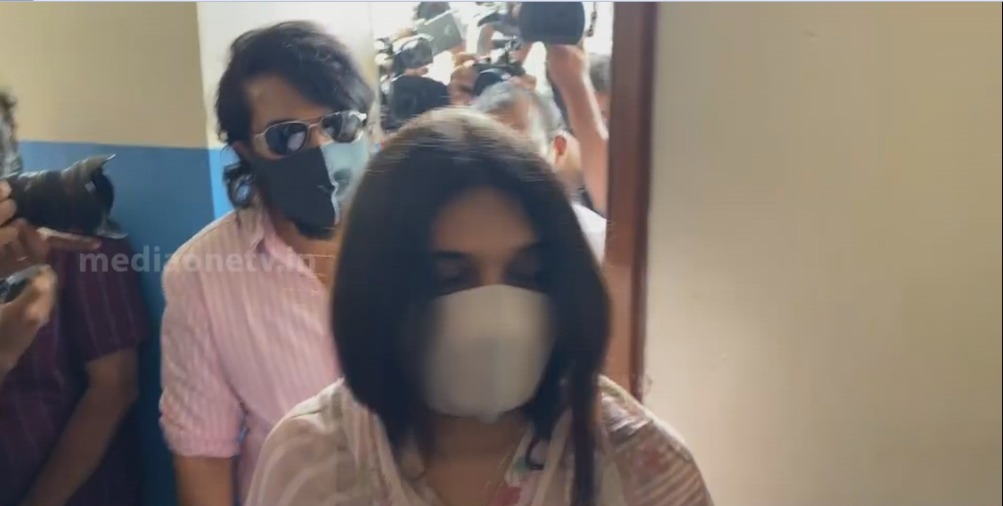 വോട്ട് ചെയ്യാനെത്തിയ മമ്മൂട്ടിയെ കണ്ട് തടിച്ചുകൂടി ആരാധകര്‍; ചൂടായി ബി.ജെ.പി സ്ഥാനാര്‍ത്ഥിയുടെ ഭാര്യ