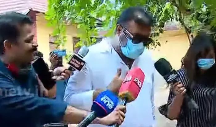 എന്തു പറഞ്ഞാലും കുഴപ്പമാകും; മാധ്യമങ്ങളോട് ഒന്നും മിണ്ടാതെ സുരേഷ് ഗോപി എന്തു പറഞ്ഞാലും കുഴപ്പമാകും; മാധ്യമങ്ങളോട് ഒന്നും മിണ്ടാതെ സുരേഷ് ഗോപി