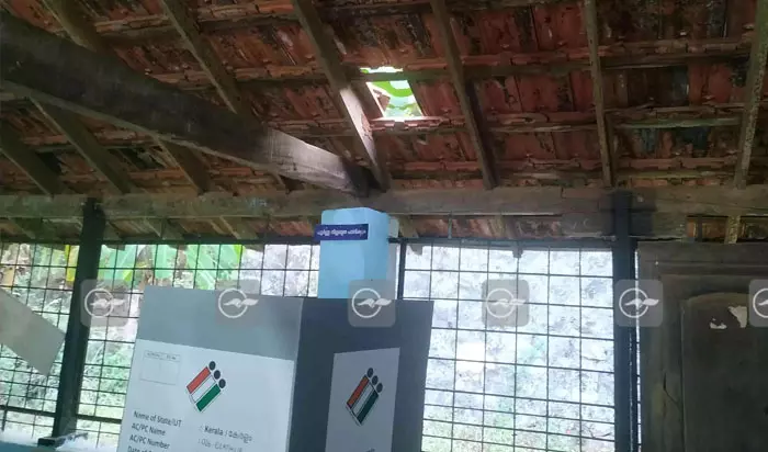 വെളിച്ചമില്ല; ഈ സ്കൂളിലെ ബൂത്തിൽ മേൽക്കൂരയിലെ ഓടിളക്കി മാറ്റി വോട്ടെടുപ്പ്! വെളിച്ചമില്ല; ഈ സ്കൂളിലെ ബൂത്തിൽ മേൽക്കൂരയിലെ ഓടിളക്കി മാറ്റി വോട്ടെടുപ്പ്!