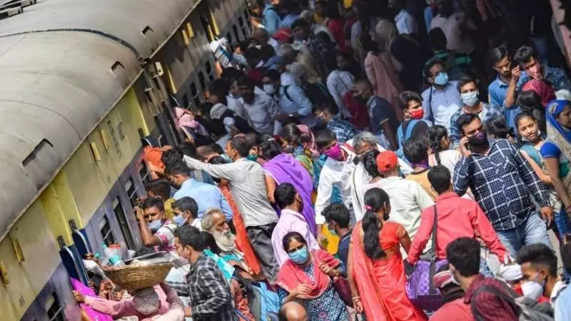 ലോക്ക് ഡൗൺ ഭീതി; വൻ നഗരങ്ങളിൽ നിന്ന് അതിഥി തൊഴിലാളികളുടെ ഒഴുക്ക് ലോക്ക് ഡൗൺ ഭീതി; വൻ നഗരങ്ങളിൽ നിന്ന് അതിഥി തൊഴിലാളികളുടെ ഒഴുക്ക്