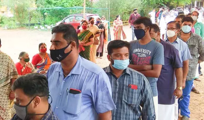 പോളിങ് കുതിച്ചുയർന്ന് താഴോട്ടു വീണു; കൂട്ടിക്കിഴിച്ച് മുന്നണികൾ പോളിങ് കുതിച്ചുയർന്ന് താഴോട്ടു വീണു; കൂട്ടിക്കിഴിച്ച് മുന്നണികൾ