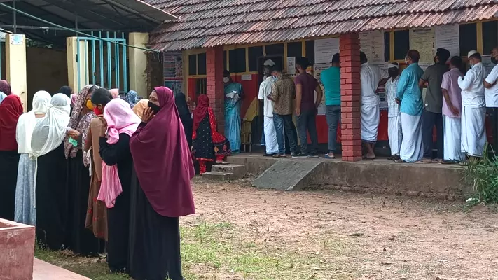 കൈപ്പത്തിക്ക് കുത്തിയാൽ താമരക്ക് പോകുന്നുവെന്ന് ആരോപണമുയർന്ന ബൂത്തിൽ വോട്ടിങ് പുനരാരംഭിച്ചു