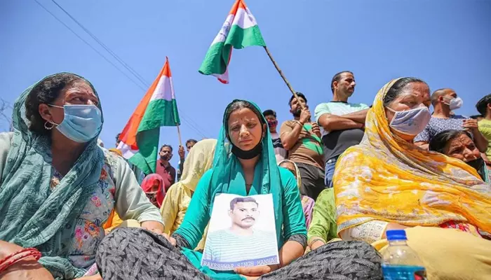 അഭിനന്ദനെ രക്ഷിച്ചത് പോലെ എന്റെ ഭർത്താവിനെയും രക്ഷിക്കൂ മോദിജി: മാവോയിസ്റ്റുകൾ തട്ടിക്കൊണ്ടു പോയ ജവാന്റെ ഭാര്യ