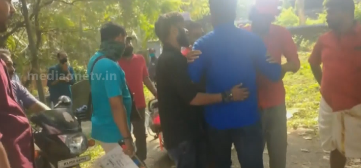 പാലക്കാട് വായില്യം കുന്ന് ക്ഷേത്രത്തിലെ സിനിമ ഷൂട്ടിംഗ് സംഘ് പരിവാർ പ്രവർത്തകർ തടഞ്ഞു