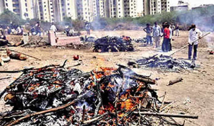 ശ്മശാനങ്ങളിൽ ഊഴം കാത്ത് മൃതദേഹങ്ങൾ; കോവിഡിൽ പകച്ച് ഗുജറാത്ത് ശ്മശാനങ്ങളിൽ ഊഴം കാത്ത് മൃതദേഹങ്ങൾ; കോവിഡിൽ പകച്ച് ഗുജറാത്ത്
