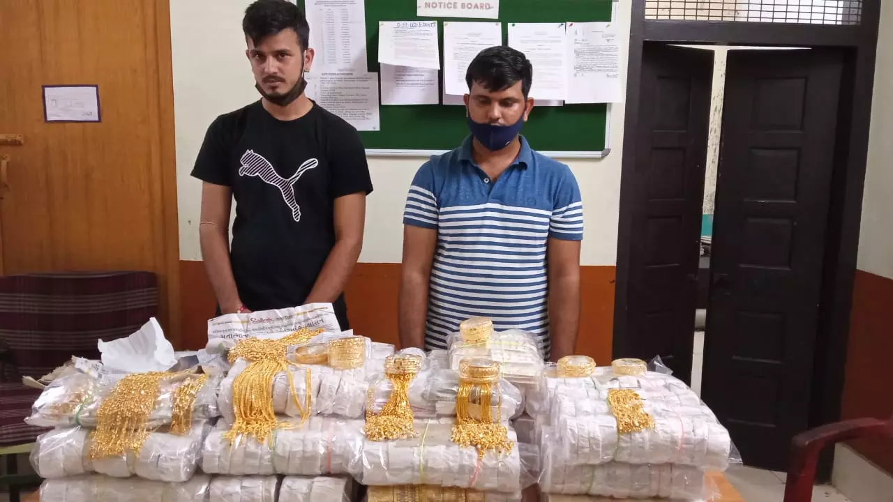 പതിമൂന്നര കോടിയുടെ സ്വര്‍ണം ട്രെയിനില്‍; കോഴിക്കോട്ട് രണ്ട് പേര്‍ പിടിയില്‍