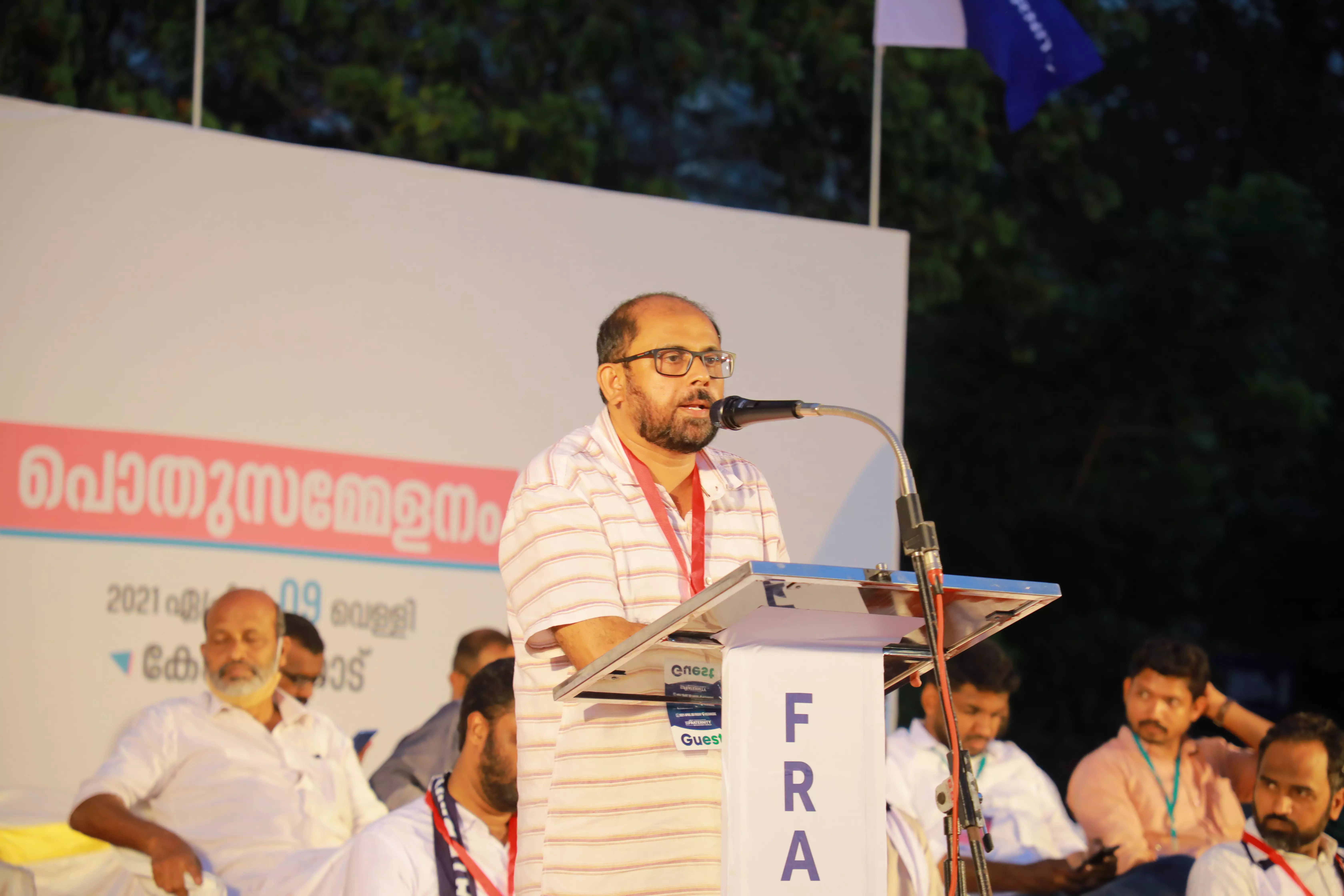 സാമൂഹ്യനീതിയെ അട്ടിമറിച്ച് ഇടതു- വലതു മുന്നണികൾ ഫാസിസത്തിന് കളമൊരുക്കുന്നു - ഹമീദ് വാണിയമ്പലം സാമൂഹ്യനീതിയെ അട്ടിമറിച്ച് ഇടതു- വലതു മുന്നണികൾ ഫാസിസത്തിന് കളമൊരുക്കുന്നു - ഹമീദ് വാണിയമ്പലം