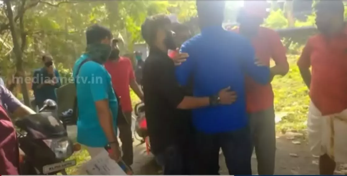 പാലക്കാട് ക്ഷേത്രത്തിലെ സിനിമ ഷൂട്ടിങ് തടഞ്ഞ സംഭവം: അഞ്ച് പേര് അറസ്റ്റില് പാലക്കാട് ക്ഷേത്രത്തിലെ സിനിമ ഷൂട്ടിങ് തടഞ്ഞ സംഭവം: അഞ്ച് പേര് അറസ്റ്റില്