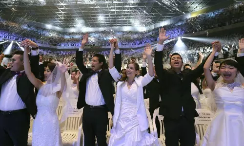 വിവാഹമെന്നാല്‍ ഇതാണേ... 4,000 ദമ്പതികള്‍ പങ്കെടുത്ത ദക്ഷിണ കൊറിയയിലെ സമൂഹ വിവാഹം