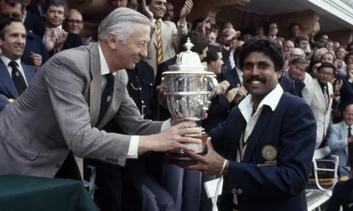 ഇന്ത്യ ലോകകപ്പില്‍ മുത്തമിട്ട സുവര്‍ണ്ണ നിമിഷങ്ങള്‍ സിനിമയാകുന്നു; 83യില്‍ നായകനാകുന്നത് രണ്‍വീര്‍ സിംഗ്