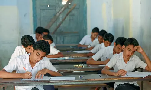 100 ശതമാനം വിജയത്തിനായി എസ്.എസ്.എല്.സി പരീക്ഷ എഴുതാന് വിദ്യാര്ഥിക്ക് അനുമതി നിഷേധിച്ചതായി പരാതി 100 ശതമാനം വിജയത്തിനായി എസ്.എസ്.എല്.സി പരീക്ഷ എഴുതാന് വിദ്യാര്ഥിക്ക് അനുമതി നിഷേധിച്ചതായി പരാതി