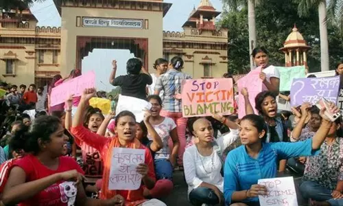 വിദ്യാര്‍ത്ഥിനികള്‍ സ്ത്രീയുടെ മാനം പണയപ്പെടുത്തിയെന്ന് ബനാറസ് ഹിന്ദു സര്‍വകലാശാല വിസി