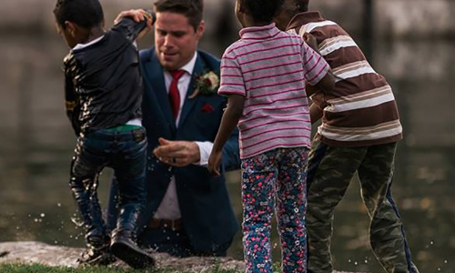 കല്യാണ ഫോട്ടോയല്ല, മുങ്ങിത്താഴുന്ന കുരുന്നിന്റെ ജീവനായിരുന്നു ആ നവവരന് വലുത്