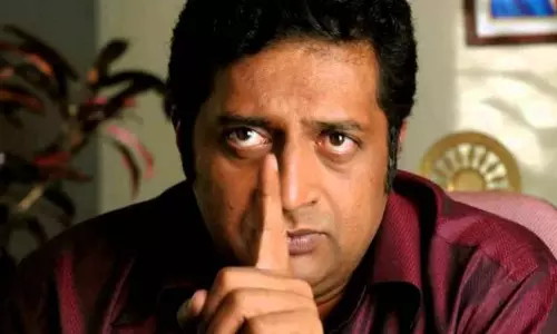 പുരസ്കാരം തിരിച്ചുനല്കില്ല; മോദിയുടെ മൌനം ഭയപ്പെടുത്തുന്നുവെന്നാണ് പറഞ്ഞത്: പ്രകാശ് രാജ് പുരസ്കാരം തിരിച്ചുനല്കില്ല; മോദിയുടെ മൌനം ഭയപ്പെടുത്തുന്നുവെന്നാണ് പറഞ്ഞത്: പ്രകാശ് രാജ്