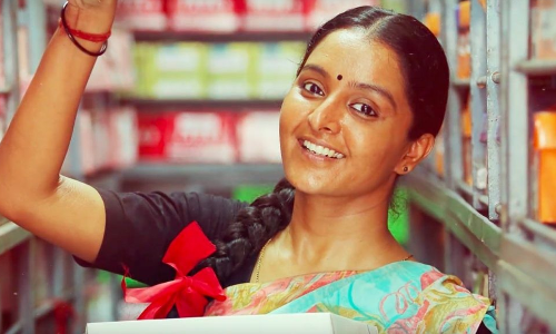 ഉദാഹരണം സുജാത ക്യാമ്പസുകളില്‍; വിദ്യാര്‍ത്ഥികള്‍ക്കൊപ്പം സെല്‍ഫിയെടുത്തും ചുവടുവെച്ചും മഞ്ജു