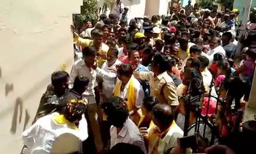 തിരക്കിനിടയില്‍ തന്നെ തള്ളിയ ആരാധകനെ തല്ലി ബാലകൃഷ്ണ