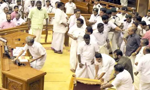 സ്പീക്കറുടെ ഡയസ് തകര്‍ത്ത സംഭവം; കേസ് എറണാകുളം പ്രത്യേക കോടതിയിലേക്ക് മാറ്റുന്നു