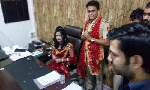 പൊലീസ് ഓഫീസറുടെ കസേരയില്‍ ആള്‍ദൈവം രാധെ മാ; താണുവണങ്ങി പൊലീസ്