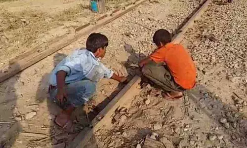 യുപിയില്‍ റെയില്‍വേ ട്രാക്കില്‍ കുട്ടികളെക്കൊണ്ട് പണിയെടുപ്പിക്കുന്ന ദൃശ്യങ്ങള്‍ പുറത്ത്