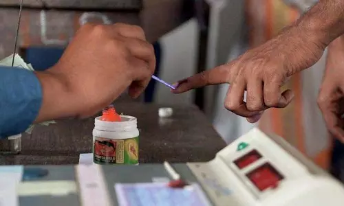 വേങ്ങരയില്‍ വാനോളം ആവേശം; കൊട്ടിക്കലാശം അതിര്‍ത്തിക്ക് പുറത്ത്