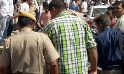 ഹിന്ദു പെൺകുട്ടിയോടൊപ്പം ഹോട്ടൽ മുറിയിൽ കണ്ടെത്തിയ മുസ്ലിം യുവാവിന് മര്ദനം ഹിന്ദു പെൺകുട്ടിയോടൊപ്പം ഹോട്ടൽ മുറിയിൽ കണ്ടെത്തിയ മുസ്ലിം യുവാവിന് മര്ദനം