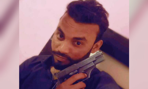 തോക്ക് ചൂണ്ടി സെല്ഫി; അബദ്ധത്തില് വെടിപൊട്ടി യുവാവ് മരിച്ചു തോക്ക് ചൂണ്ടി സെല്ഫി; അബദ്ധത്തില് വെടിപൊട്ടി യുവാവ് മരിച്ചു