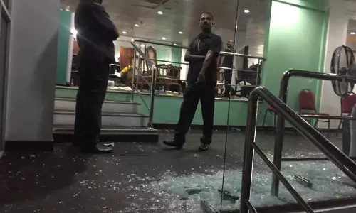 ഡ്രസിങ് റൂമിലെ കണ്ണാടി ബംഗ്ലാദേശ് കളിക്കാര്‍ തല്ലിപ്പൊട്ടിച്ചതായി പരാതി