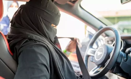 വനിതകള്‍ വാഹനവുമായി രംഗത്ത്; സ്വാഗതം ചെയ്ത് പുരുഷ സമൂഹം