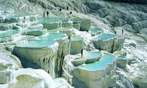 ചൂട് നീരുറവകളും ചുണ്ണാമ്പ് കല്ല് തട്ടുകളും; പാമുക്കാലേ എന്ന പരുത്തിക്കോട്ടയിലെ കാഴ്ചകള്‍ 