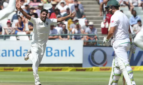 അമ്പോ എന്തൊരു ഷോട്ട്, ഭുവിക്ക് മുന്നില്‍ നമിച്ച് കൊഹ്‍ലി