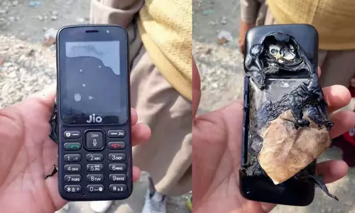 ചാര്‍ജിങിനിടെ ജിയോ ഫോണ്‍ പൊട്ടിത്തറിച്ചു; സത്യമെന്ത് ?