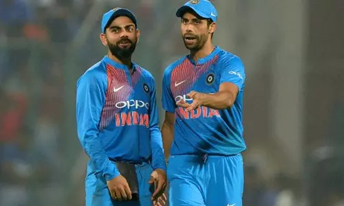 കൊഹ്‍ലിയെ അമ്പരിപ്പിച്ച് നെഹ്റയുടെ ഫുട്ബോള്‍ വിരുത് - വീഡിയോ കാണാം