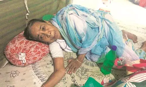 96കാരിയായ അമ്മയെ വീട്ടില് പൂട്ടിയിട്ട് മകന് ടൂറിന് പോയി 96കാരിയായ അമ്മയെ വീട്ടില് പൂട്ടിയിട്ട് മകന് ടൂറിന് പോയി