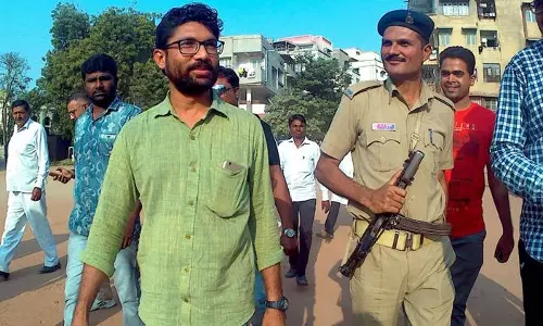 ആവശ്യപ്പെടാതെ കമാന്ഡോ സംരക്ഷണം; തന്റെ നീക്കങ്ങള് അറിയാനുള്ള സര്ക്കാര് തന്ത്രമെന്ന് ജിഗ്നേഷ് ആവശ്യപ്പെടാതെ കമാന്ഡോ സംരക്ഷണം; തന്റെ നീക്കങ്ങള് അറിയാനുള്ള സര്ക്കാര് തന്ത്രമെന്ന് ജിഗ്നേഷ്