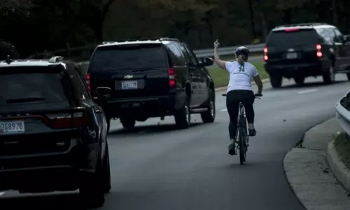 ട്രംപിന് നേരെ നടുവിരലുയര്‍ത്തി പ്രതിഷേധിച്ച യുവതിയുടെ ജോലി പോയി