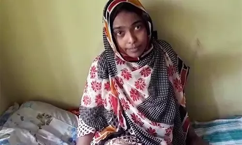 ഹാദിയയെ കാണാനെത്തിയ സോളിഡാരിറ്റി മെഡിക്കല് സംഘത്തെ പൊലീസ് തടഞ്ഞു ഹാദിയയെ കാണാനെത്തിയ സോളിഡാരിറ്റി മെഡിക്കല് സംഘത്തെ പൊലീസ് തടഞ്ഞു