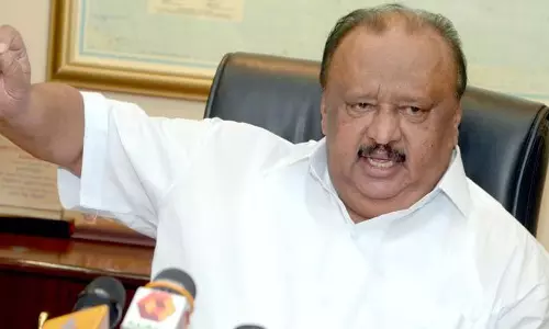 തോമസ് ചാണ്ടി മന്ത്രിയായി തുടരാന് അയോഗ്യന്; ഹരജി നിലനില്ക്കില്ല ഹൈക്കോടതി തോമസ് ചാണ്ടി മന്ത്രിയായി തുടരാന് അയോഗ്യന്; ഹരജി നിലനില്ക്കില്ല ഹൈക്കോടതി