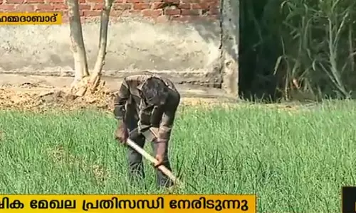 ഗുജറാത്തിലെ കര്‍ഷകര്‍ ഇന്നും ദുരിതത്തില്‍