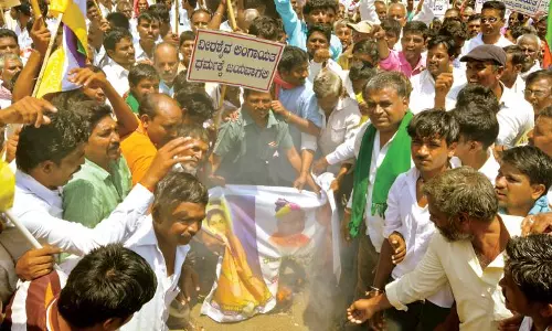 ലിംഗായത്തയ്ക്ക് ന്യൂനപക്ഷ പദവി: കര്ണാടക കത്തുന്നു ലിംഗായത്തയ്ക്ക് ന്യൂനപക്ഷ പദവി: കര്ണാടക കത്തുന്നു