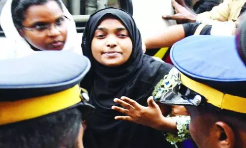 ഹാദിയയുടെ രക്ഷാധികാരിയെ മാറ്റി; തനിക്ക് സ്വാതന്ത്ര്യം വേണമെന്ന് ഹാദിയ തുറന്ന കോടതിയില് ഹാദിയയുടെ രക്ഷാധികാരിയെ മാറ്റി; തനിക്ക് സ്വാതന്ത്ര്യം വേണമെന്ന് ഹാദിയ തുറന്ന കോടതിയില്