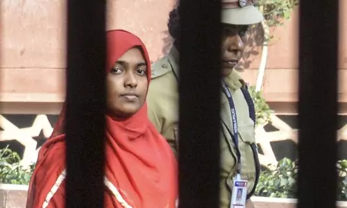 ഹാദിയക്ക് പ്രിന്സിപ്പലിന്റെ അനുമതിയോടെ ഷെഫിനെ കാണാമെന്ന് കോളജ് എംഡി ഹാദിയക്ക് പ്രിന്സിപ്പലിന്റെ അനുമതിയോടെ ഷെഫിനെ കാണാമെന്ന് കോളജ് എംഡി