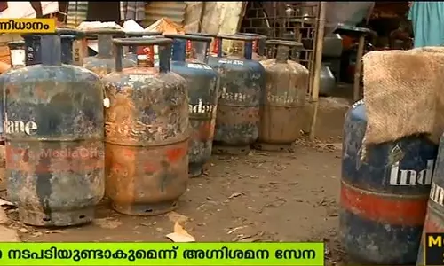 ശബരിമലയില്‍ പാചകവാതക സിലിണ്ടറുകള്‍ കൈകാര്യം ചെയ്യുന്നത് അശ്രദ്ധമായി