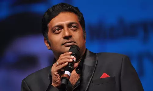 നിശബ്ദമാക്കാന് ശ്രമിക്കുമ്പോള് കൂടുതല് ഉച്ചത്തില് ശബ്ദമുയര്ത്തുക അസഹിഷ്ണുതക്കെതിരെ ആഞ്ഞടിച്ച് പ്രകാശ് രാജ് നിശബ്ദമാക്കാന് ശ്രമിക്കുമ്പോള് കൂടുതല് ഉച്ചത്തില് ശബ്ദമുയര്ത്തുക അസഹിഷ്ണുതക്കെതിരെ ആഞ്ഞടിച്ച് പ്രകാശ് രാജ്