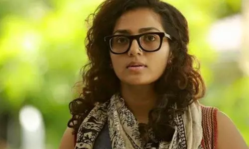 നിങ്ങള്‍ക്കൊക്കെ സ്ത്രീ സ്നേഹം കാണിക്കണമെങ്കില്‍ കാറും ബംഗ്ലാവും ഉളള കൊച്ചമ്മമാര്‍ക്ക് നോവണം: പാര്‍വ്വതിക്ക് മറുപടിയുമായി വീട്ടമ്മ