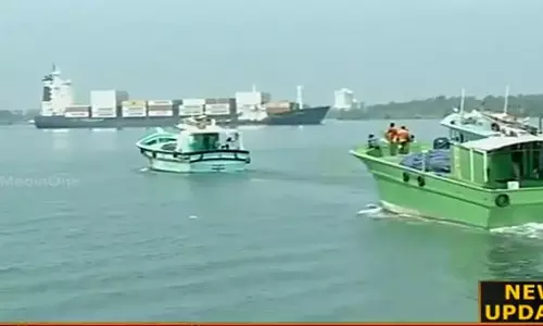 ഓഖി ദുരന്തം; സര്ക്കാര് നിയോഗിച്ച സ്വകാര്യ ബോട്ടുകള് തിരച്ചില് ആരംഭിച്ചു ഓഖി ദുരന്തം; സര്ക്കാര് നിയോഗിച്ച സ്വകാര്യ ബോട്ടുകള് തിരച്ചില് ആരംഭിച്ചു