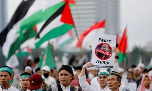 ട്രംപിനെതിരെ ഇന്തോനേഷ്യയില് കൂറ്റന് റാലി ട്രംപിനെതിരെ ഇന്തോനേഷ്യയില് കൂറ്റന് റാലി